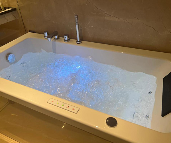 Jacuzzi Bathtub